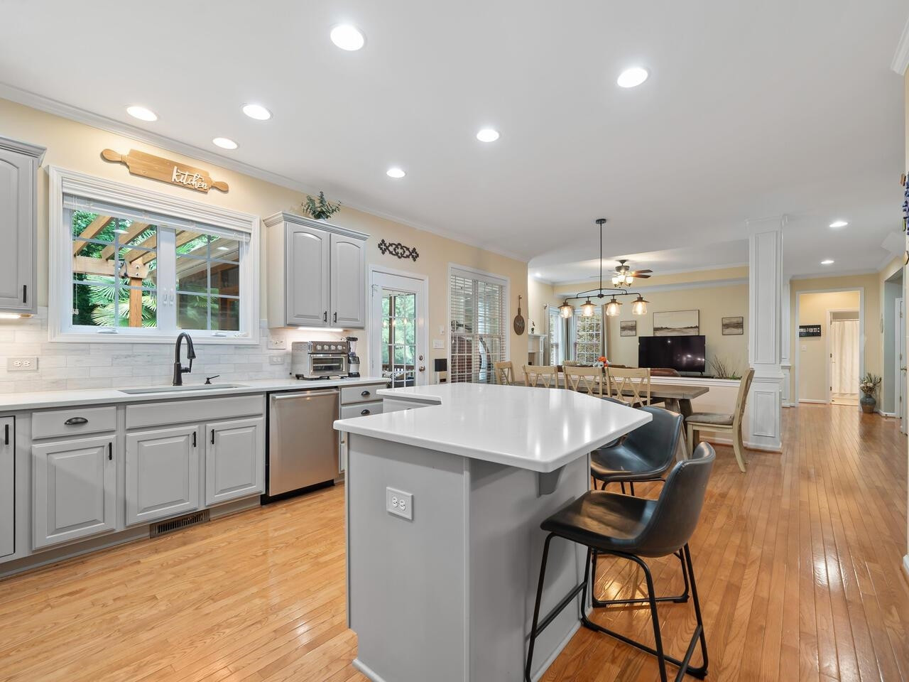 1807 W Chapman Court