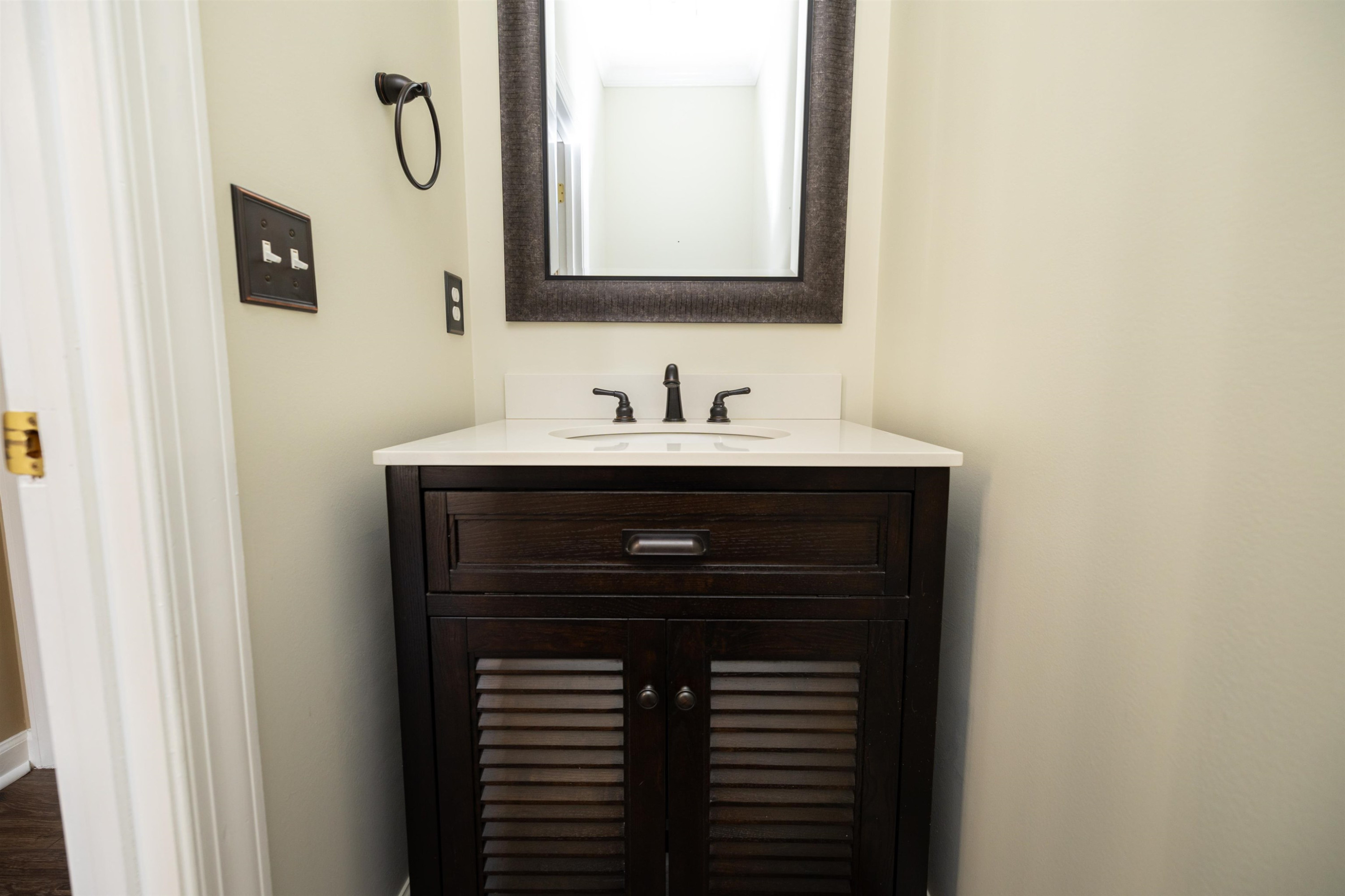 2401 Glen Cove Way
