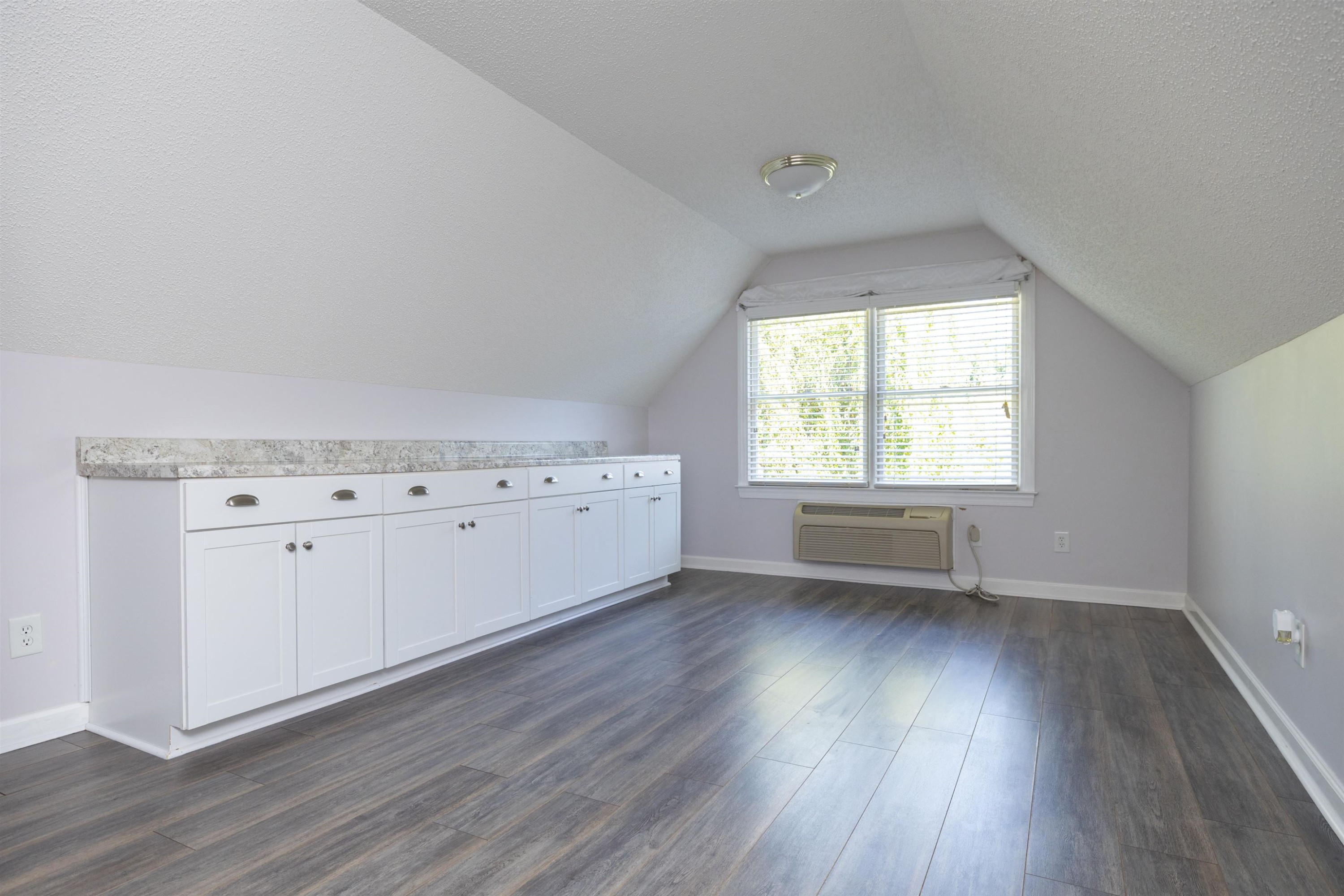 2401 Glen Cove Way