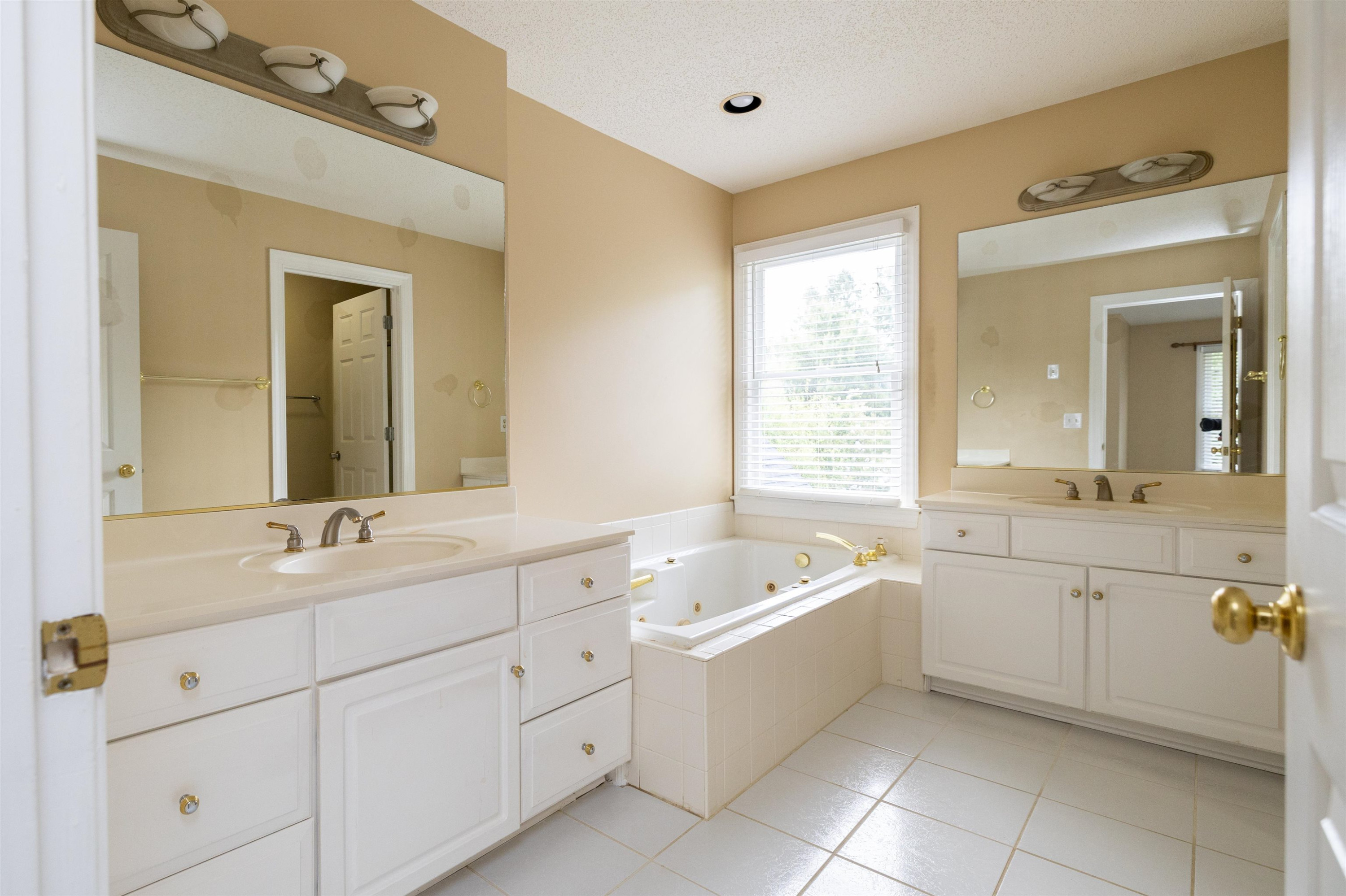 2401 Glen Cove Way