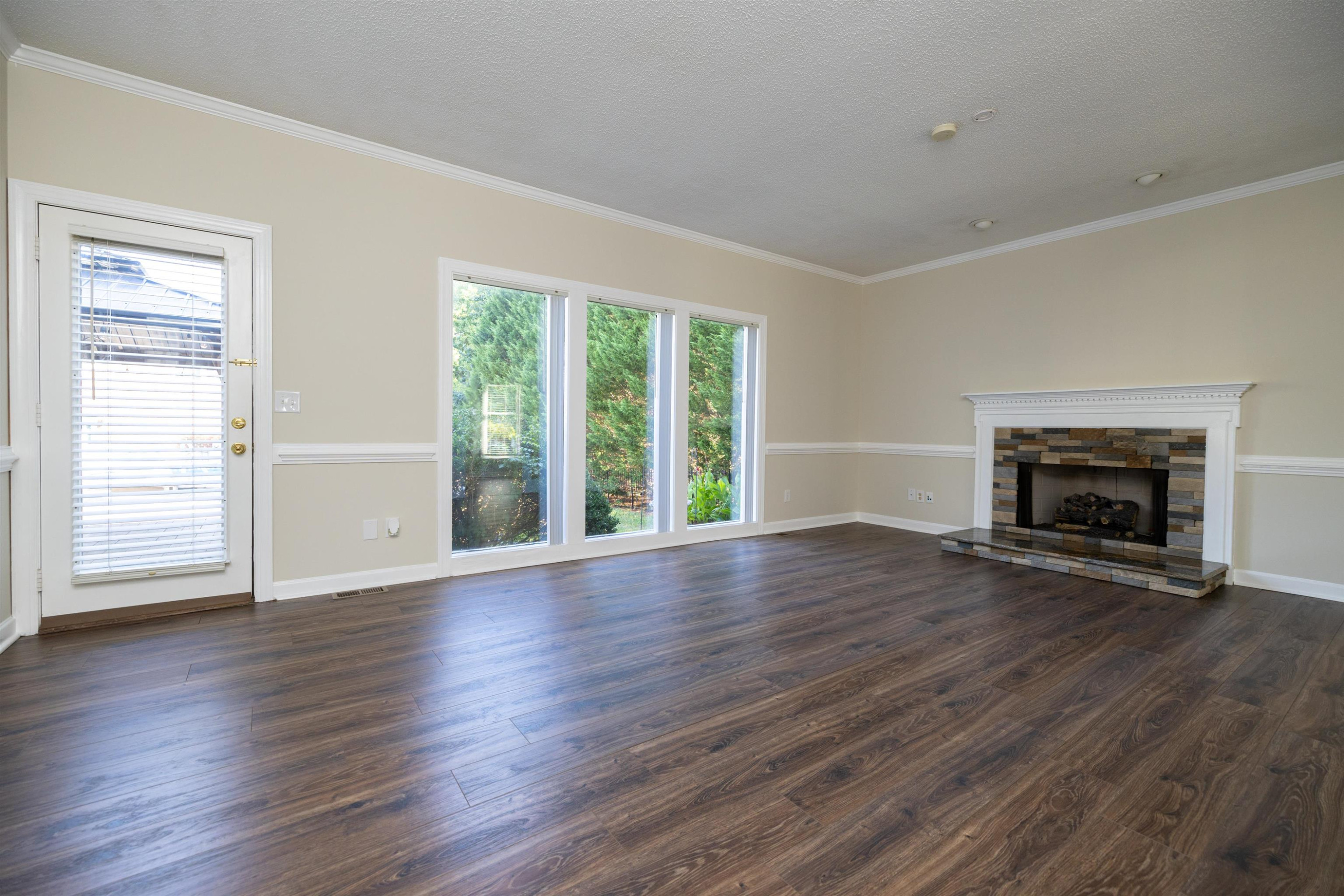 2401 Glen Cove Way