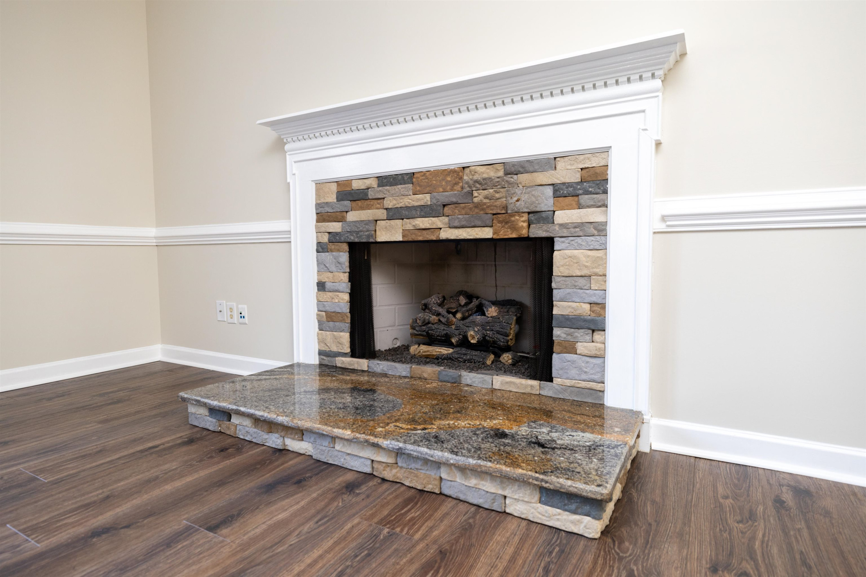 2401 Glen Cove Way