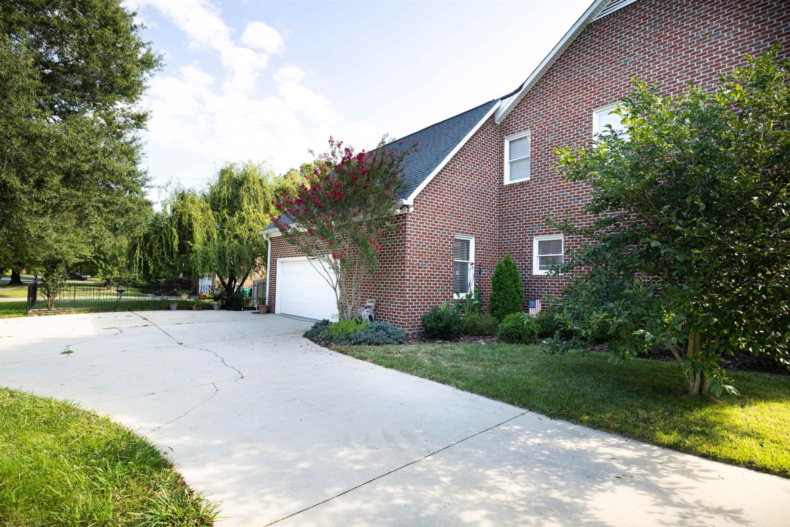 2401 Glen Cove Way