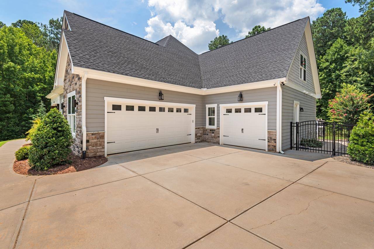 176 Lakes Edge Lane
