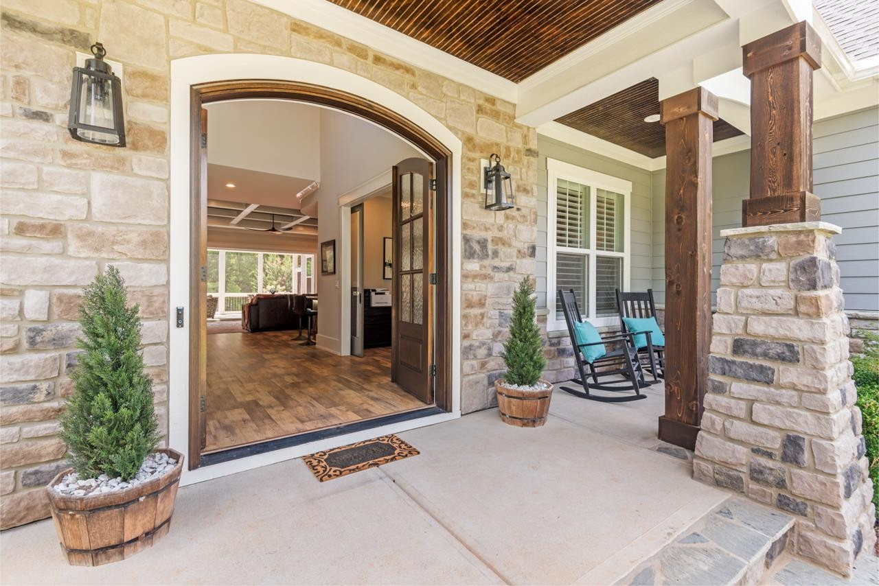 176 Lakes Edge Lane
