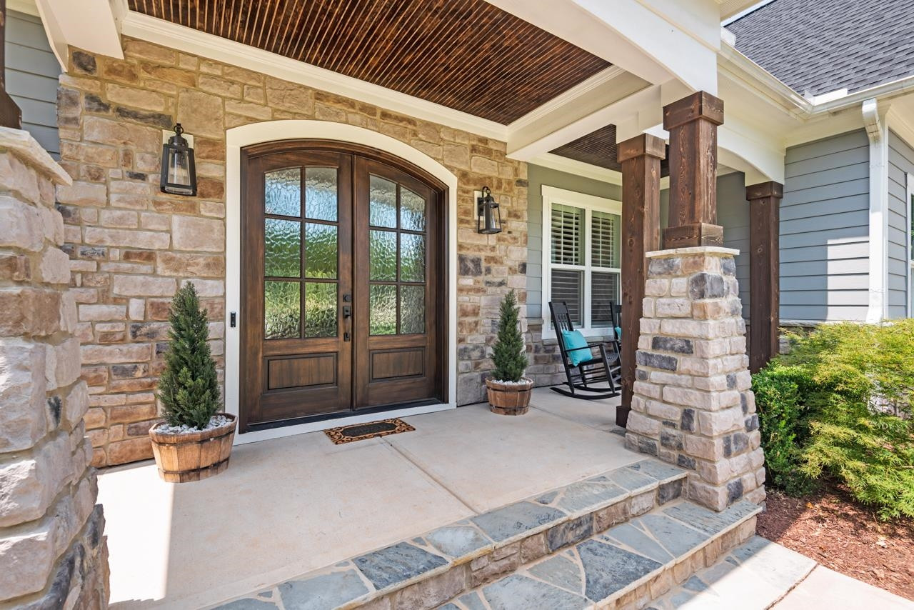 176 Lakes Edge Lane
