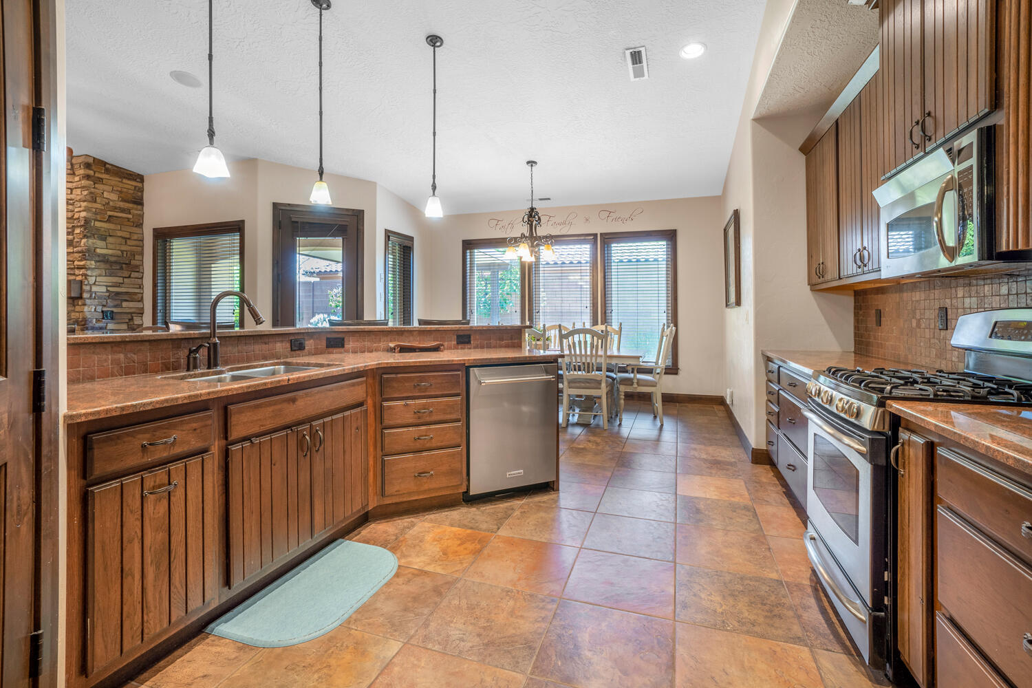 1844 N Wellington ST