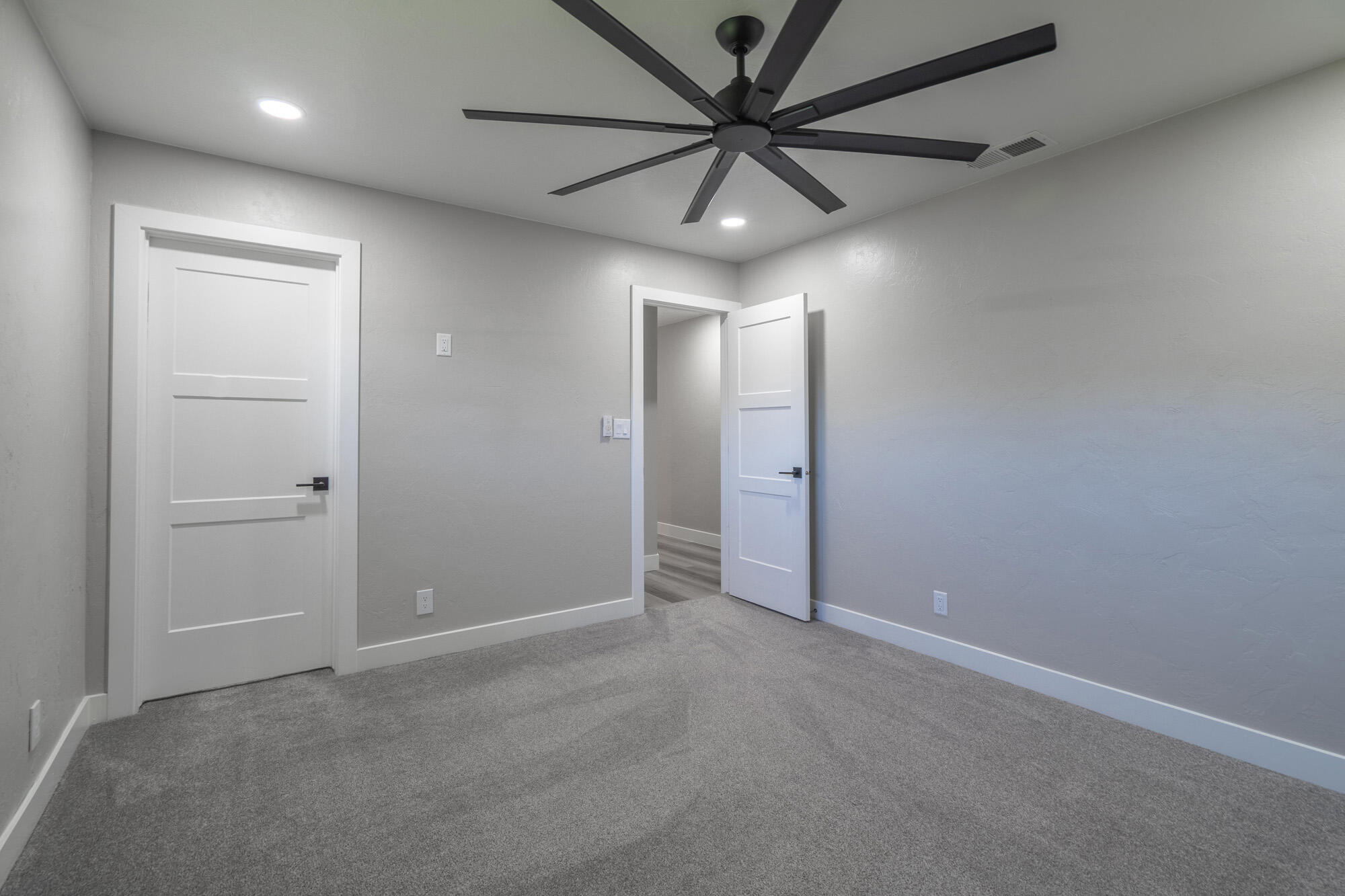 1135 Redwood Tree ST