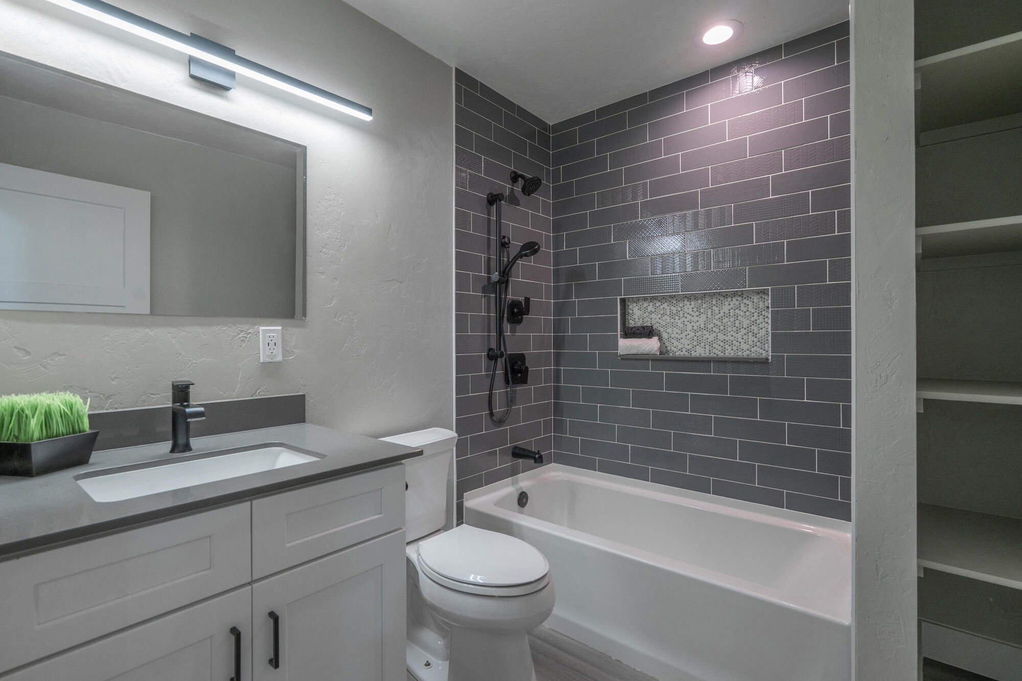 1135 Redwood Tree ST