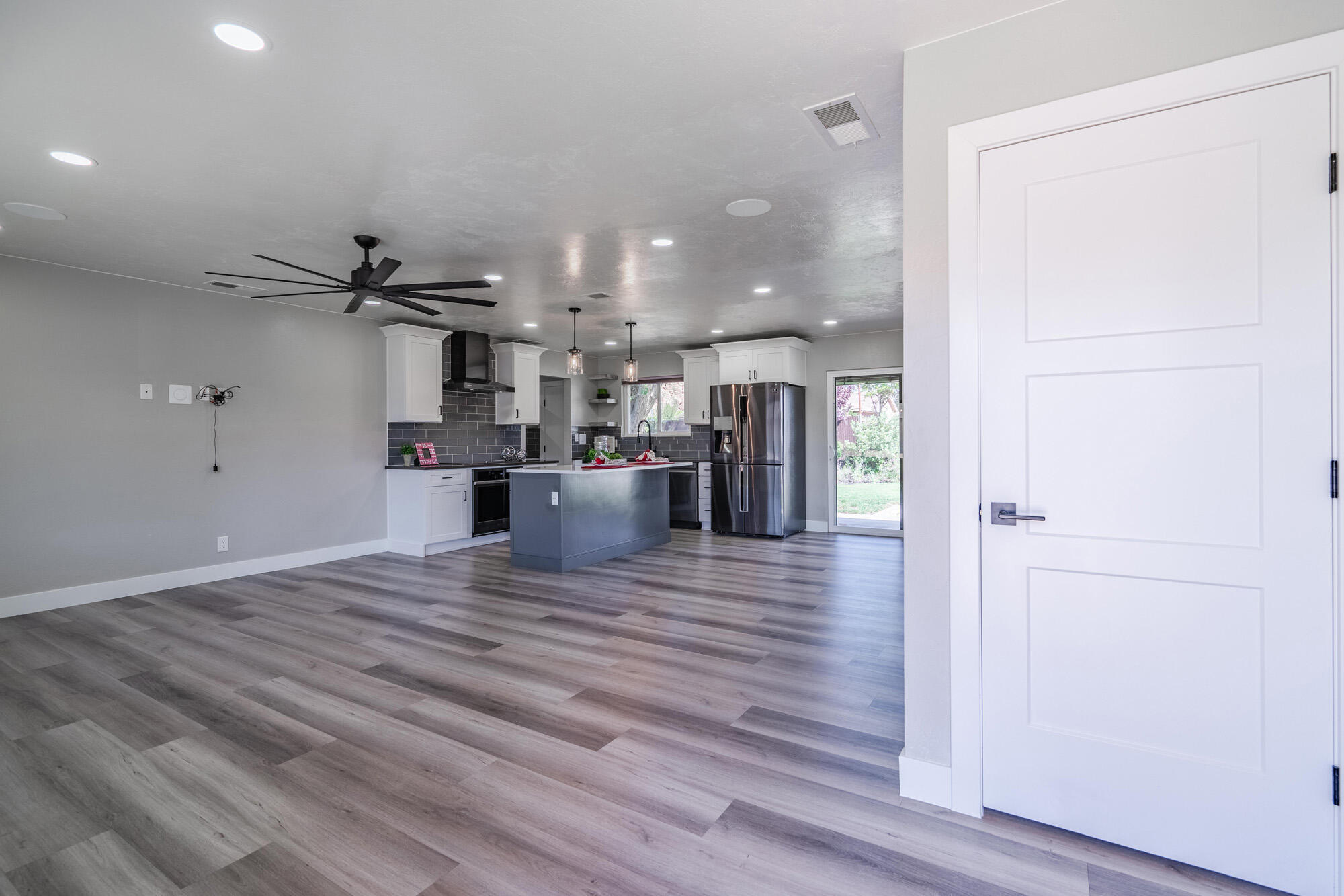 1135 Redwood Tree ST