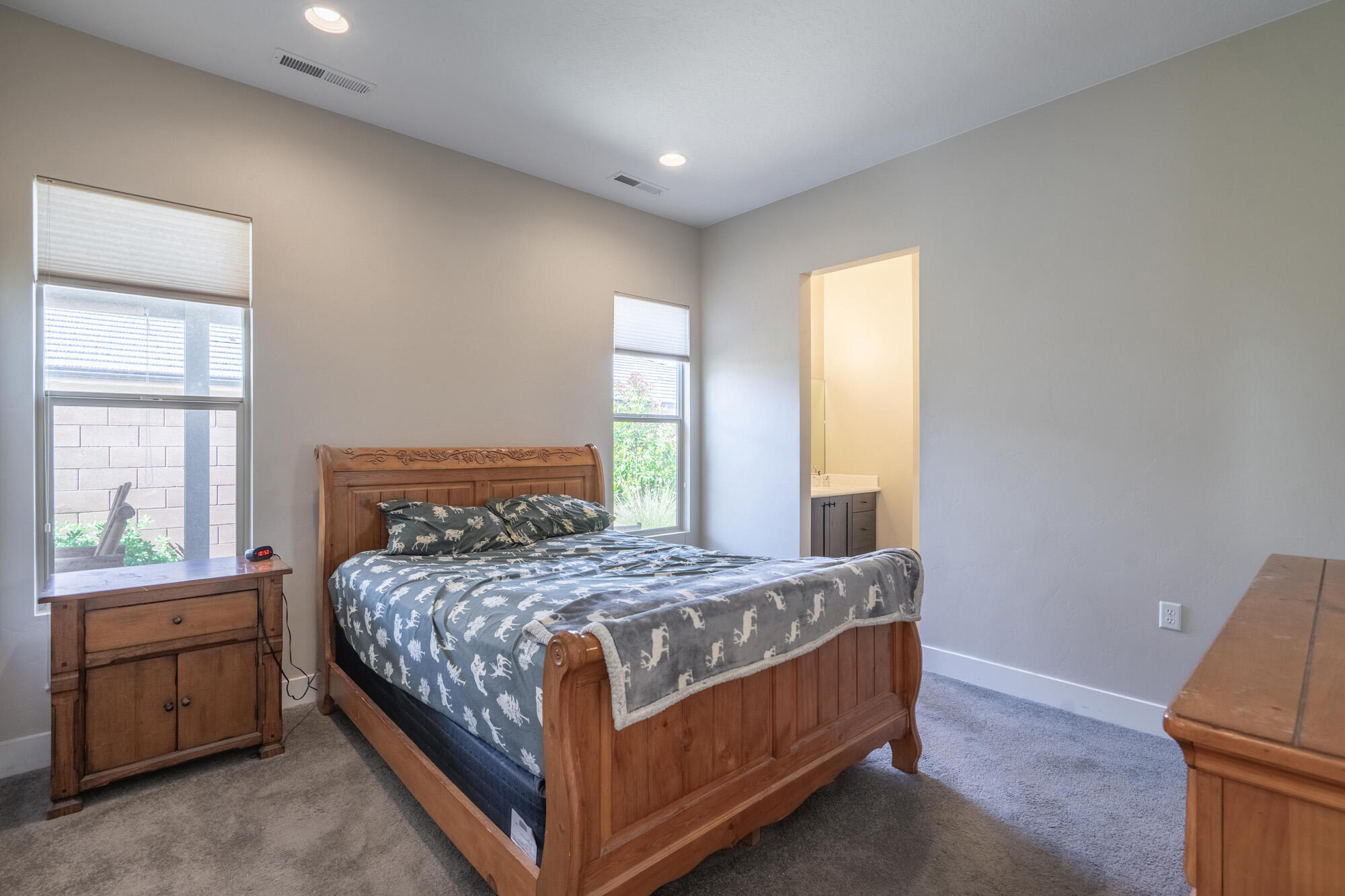 1137 W Grayson DR