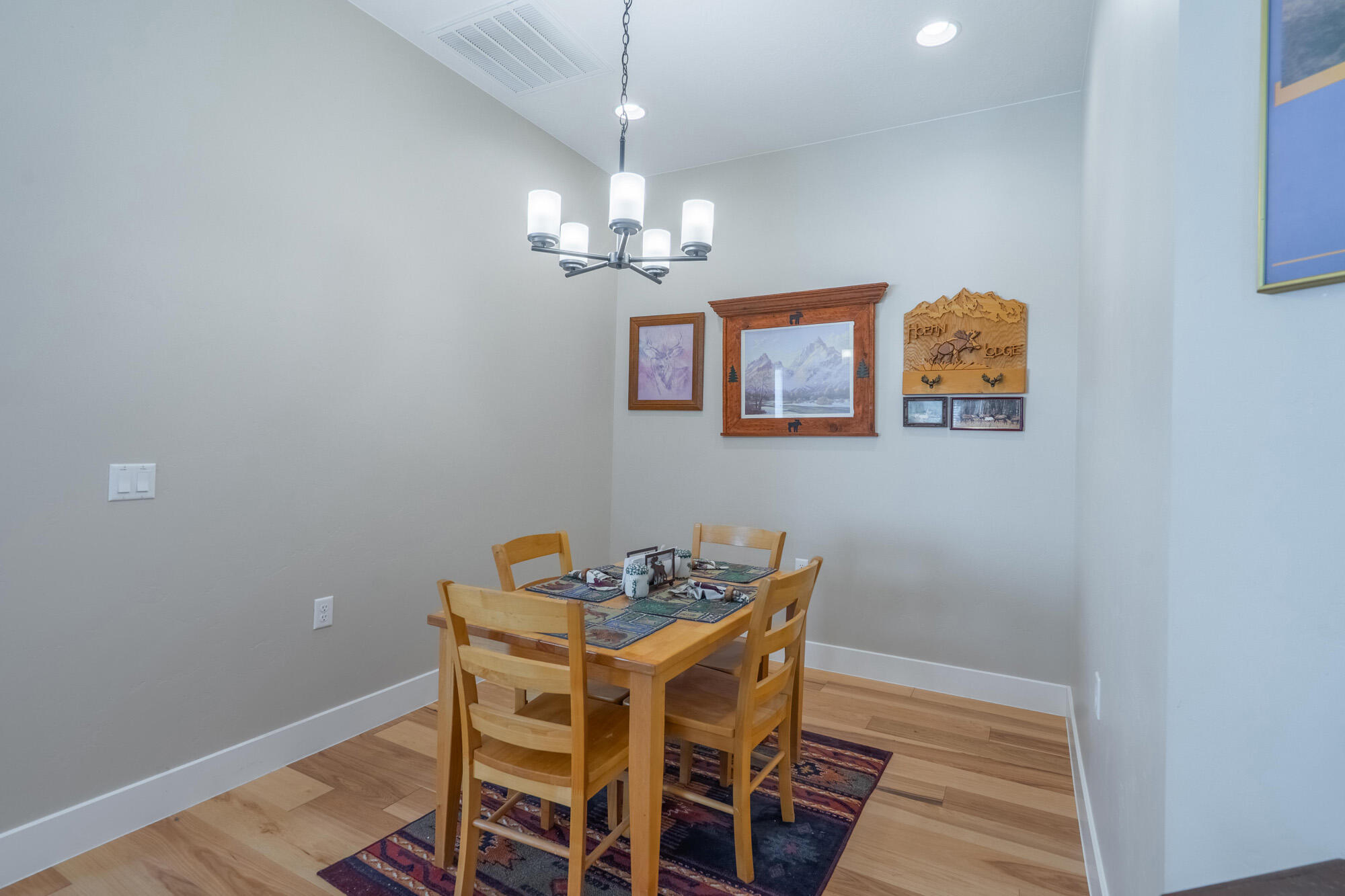 1137 W Grayson DR
