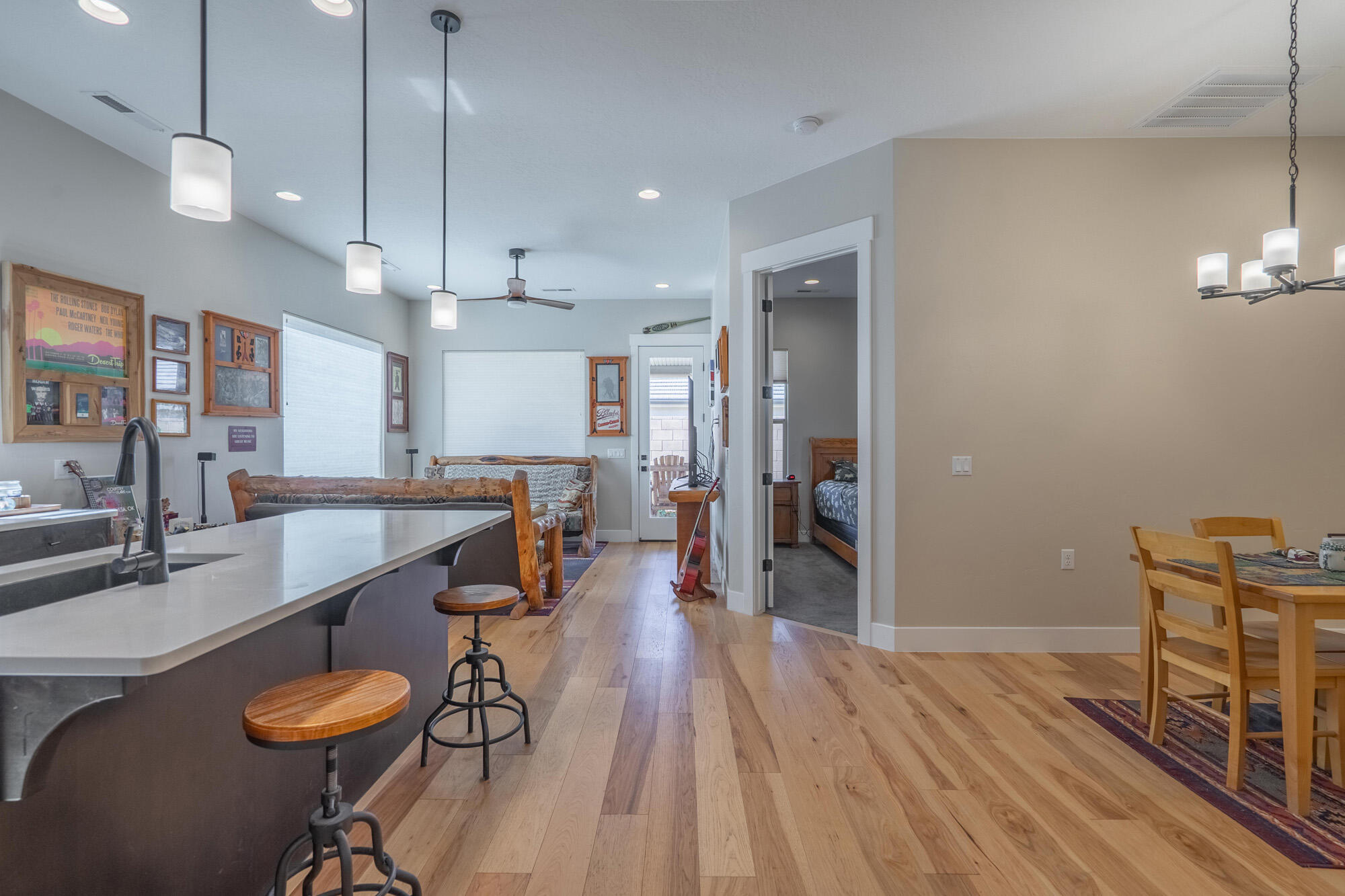 1137 W Grayson DR