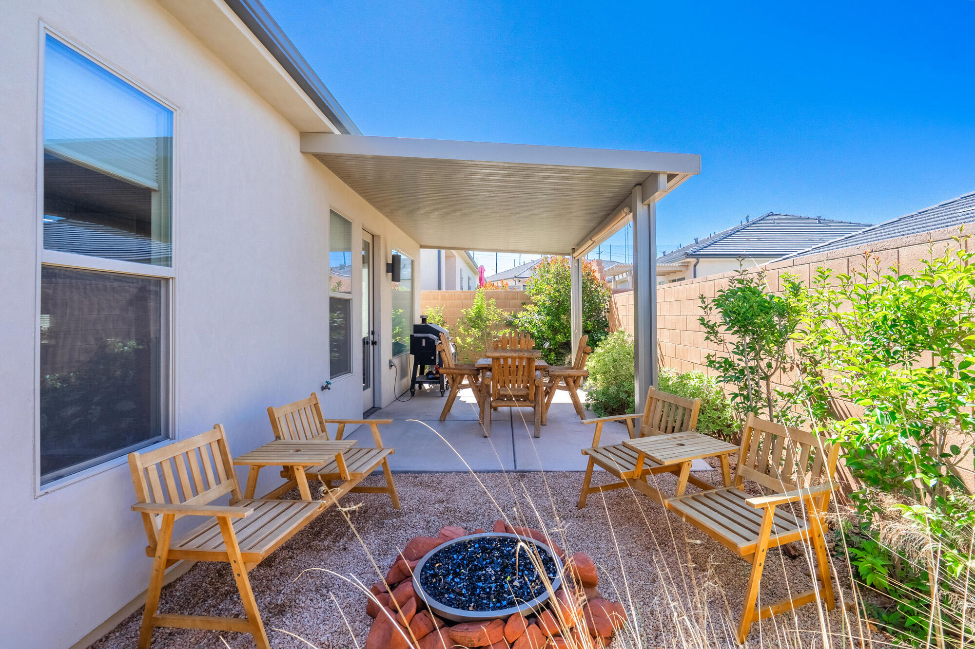 1137 W Grayson DR