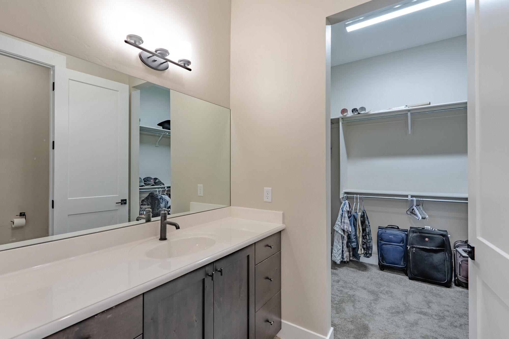 1137 W Grayson DR