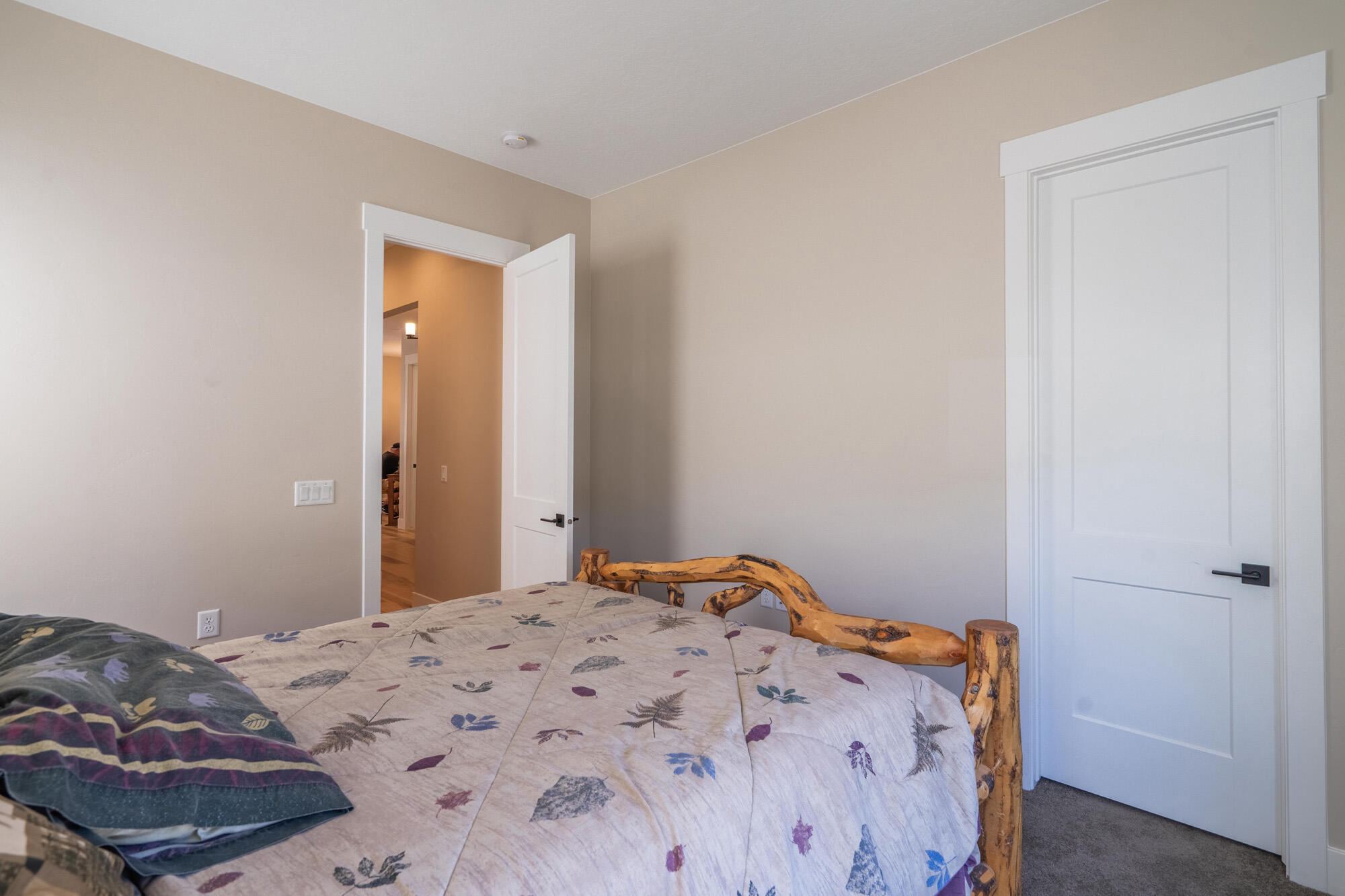 1137 W Grayson DR