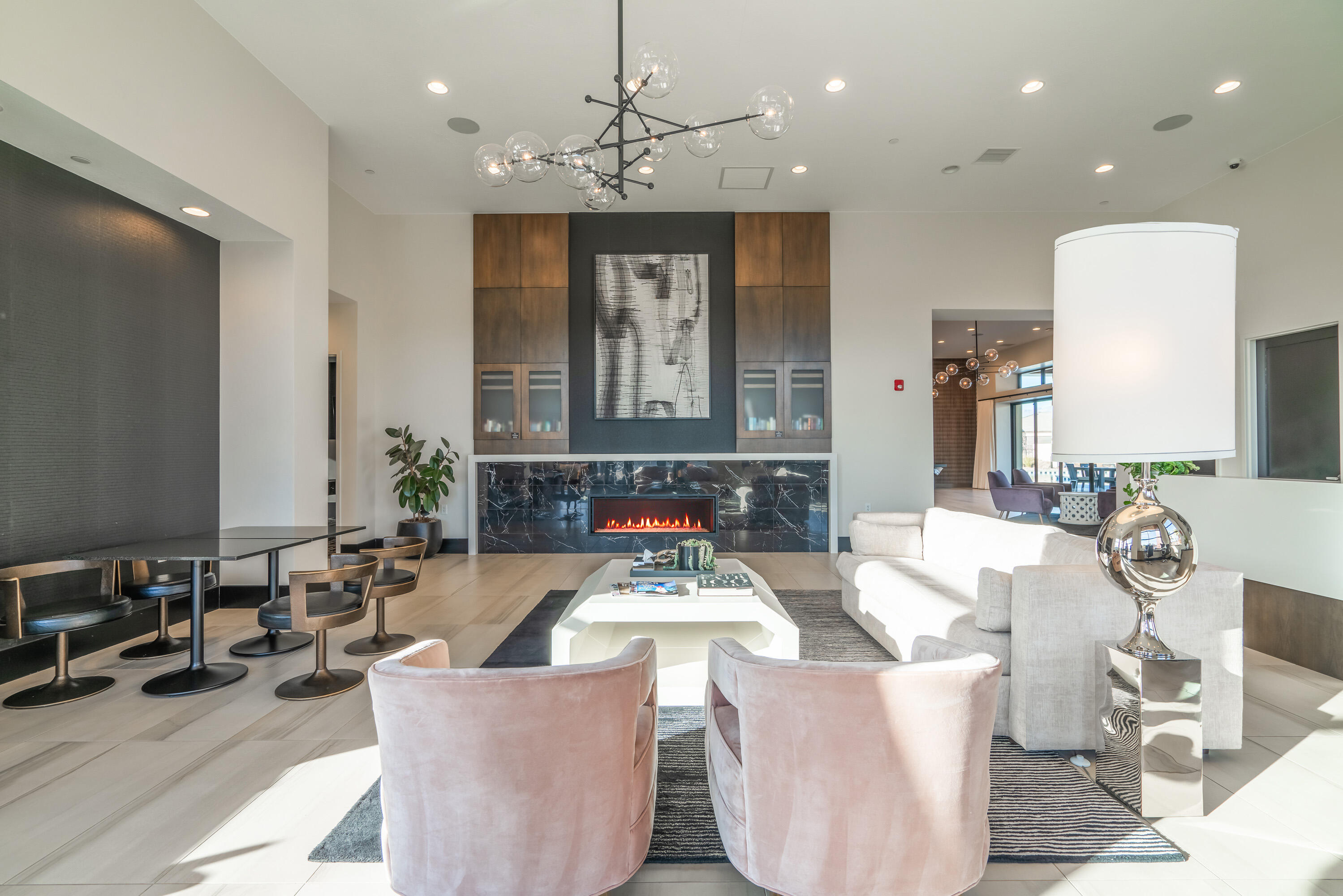 1137 W Grayson DR