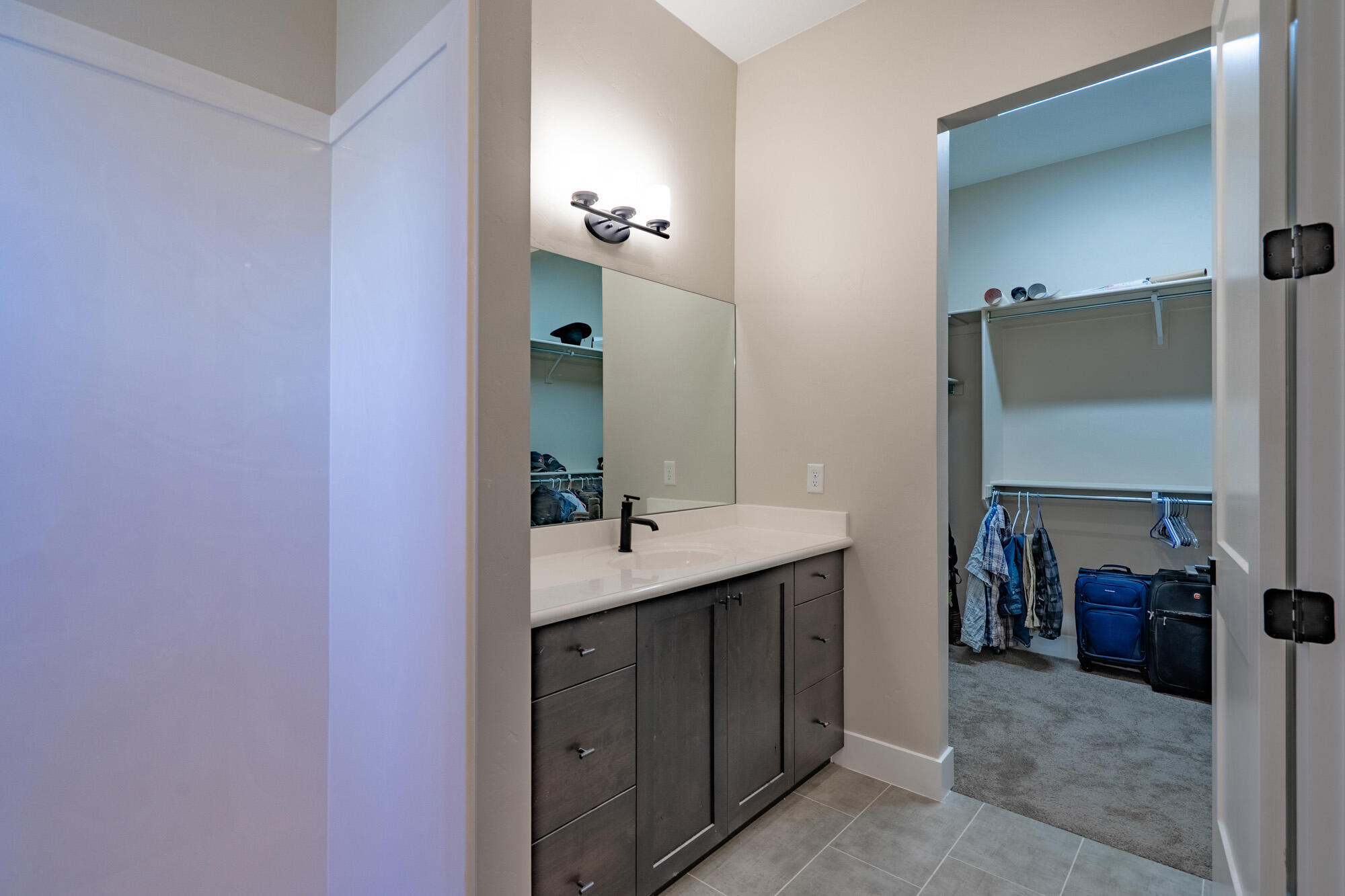 1137 W Grayson DR