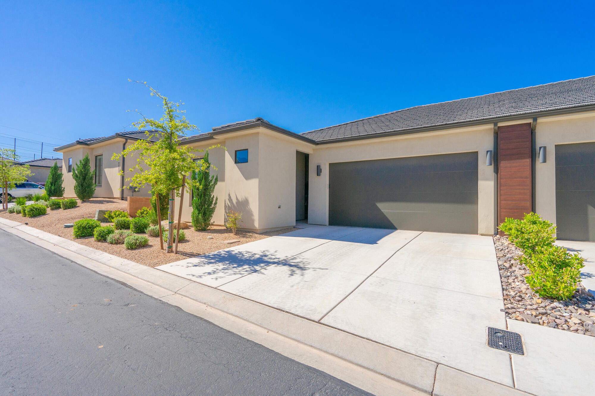 1137 W Grayson DR