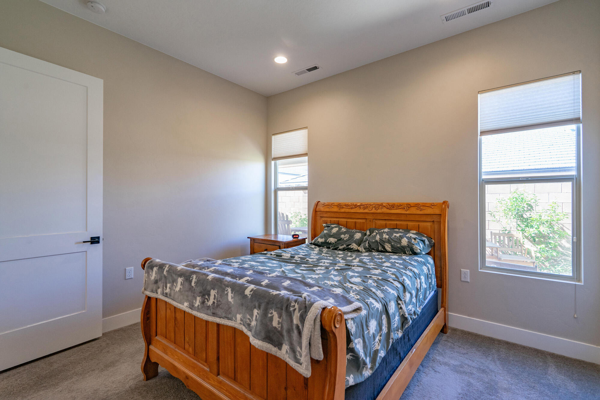 1137 W Grayson DR