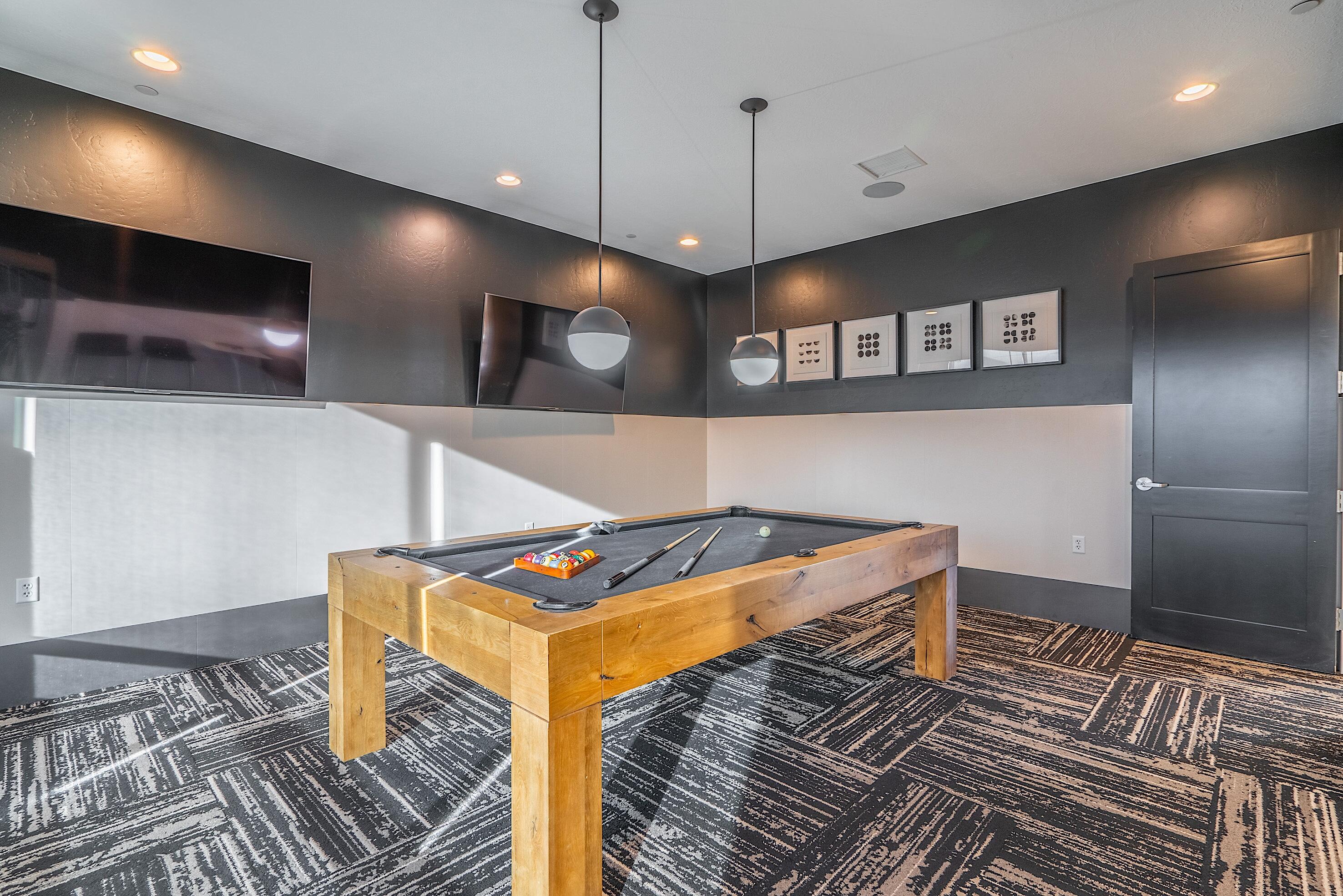 1137 W Grayson DR