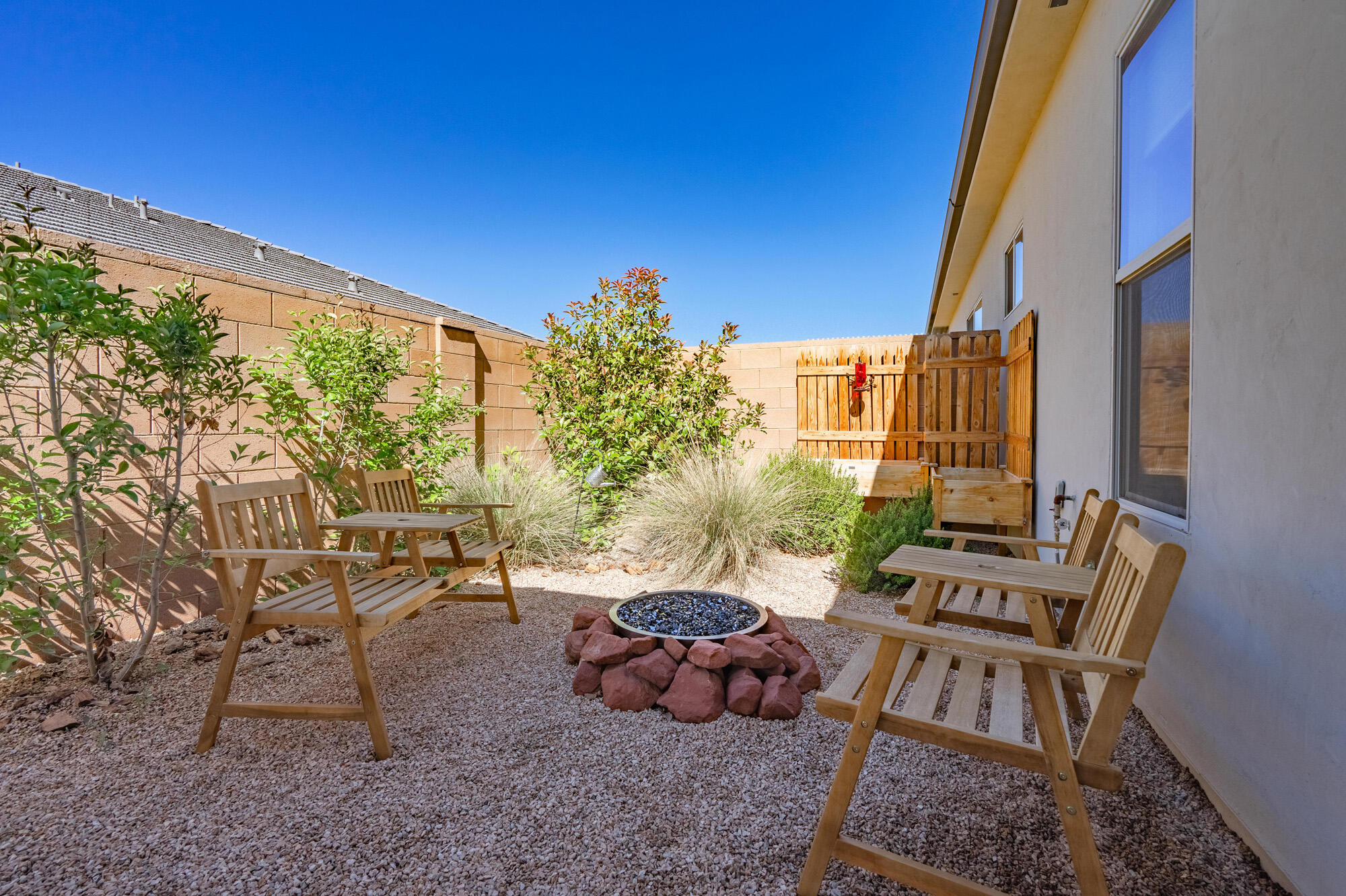 1137 W Grayson DR