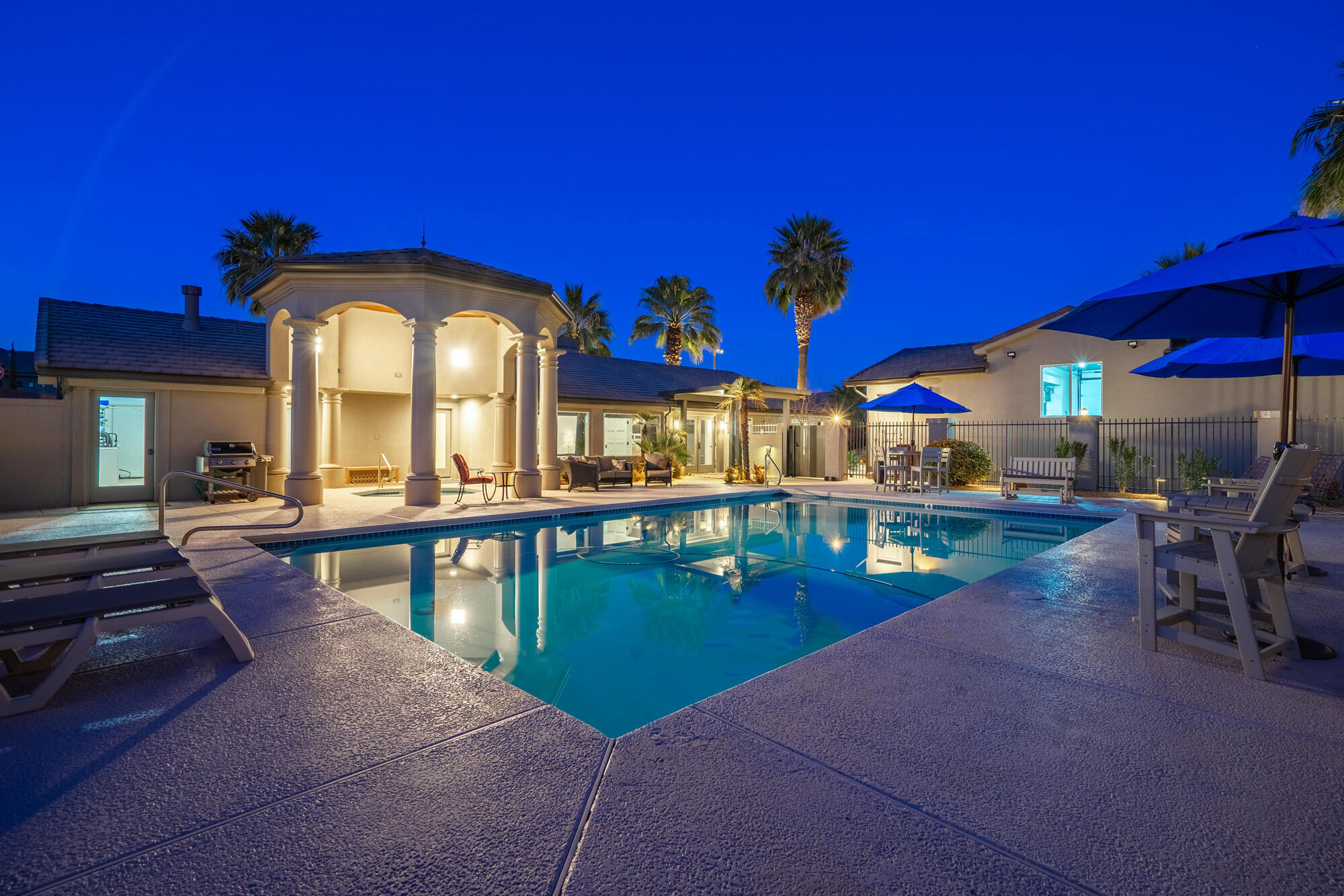 1297 W LIONS HEAD DR