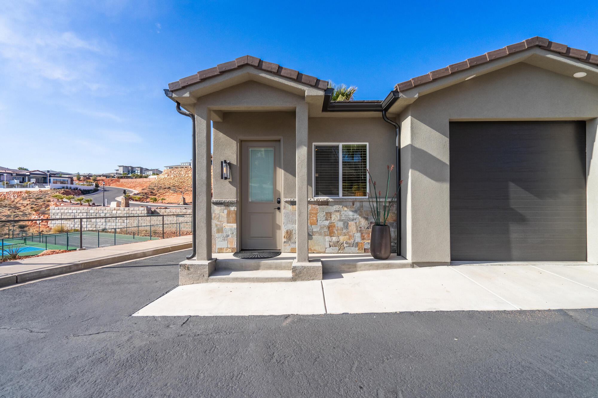 1297 W LIONS HEAD DR