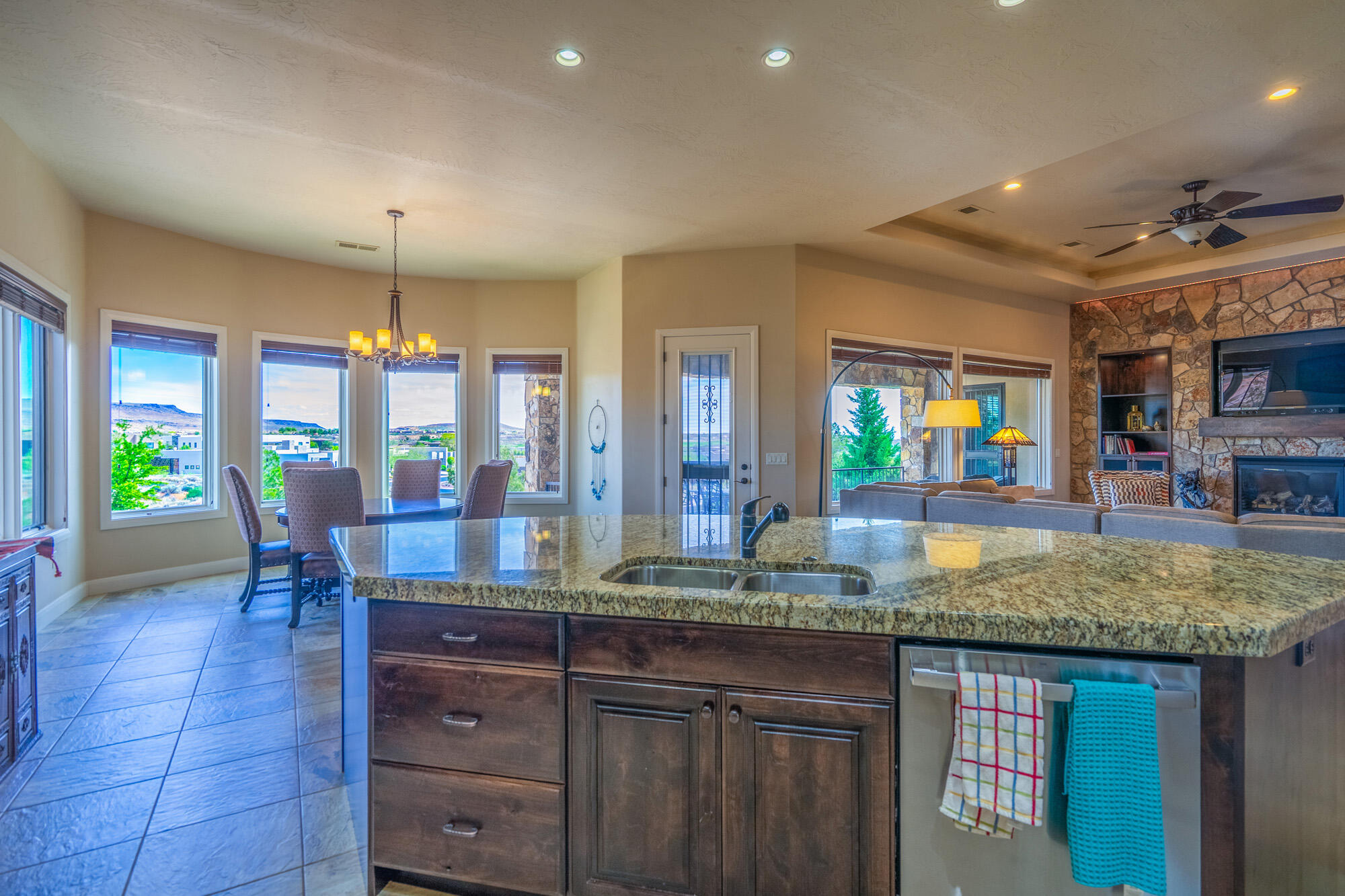 4976 N MESQUITE DR