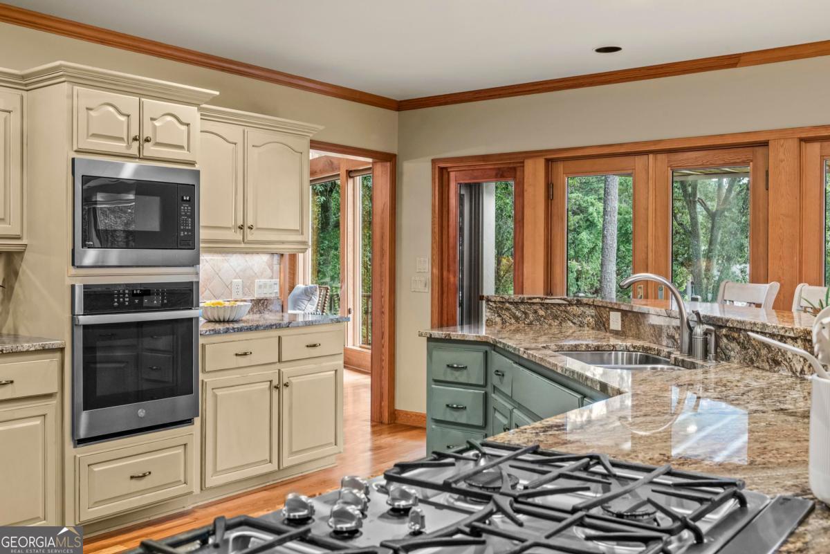 1201 Lakeview Court