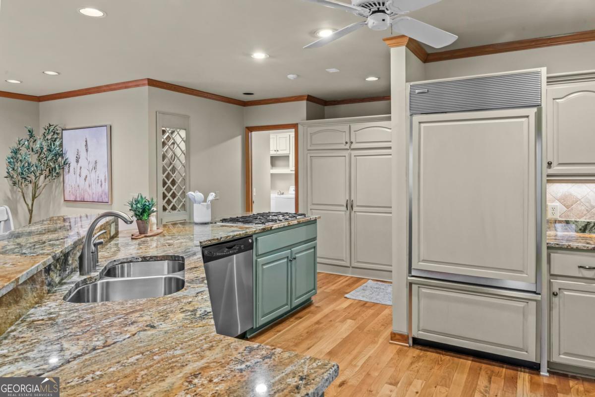 1201 Lakeview Court