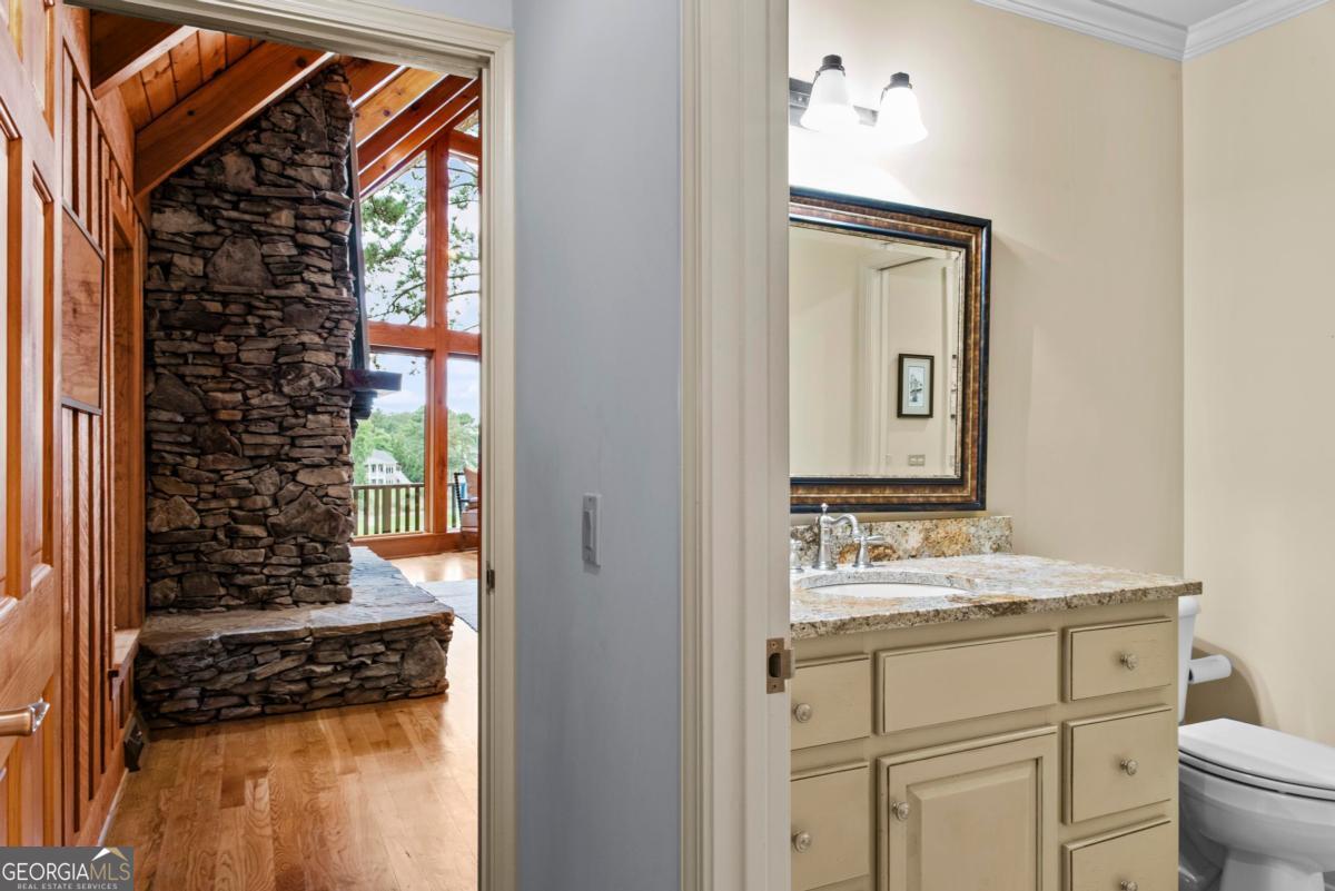 1201 Lakeview Court