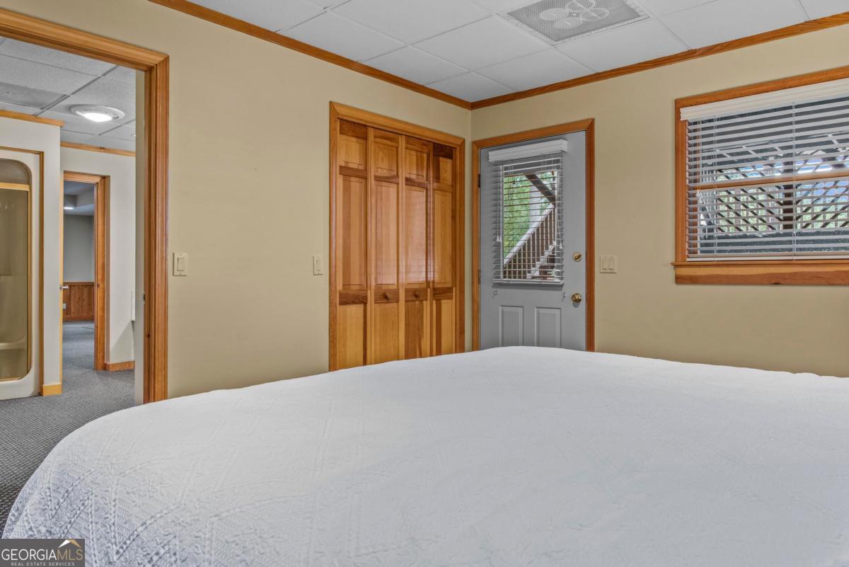 1201 Lakeview Court