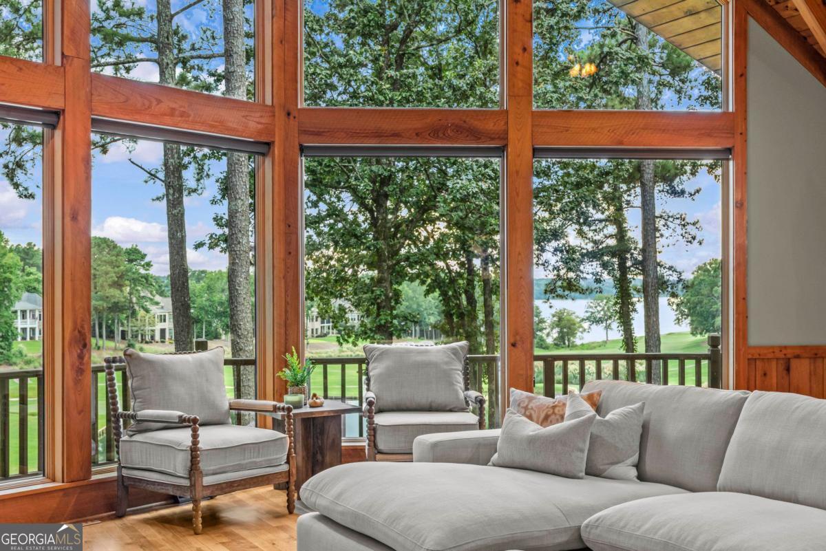 1201 Lakeview Court