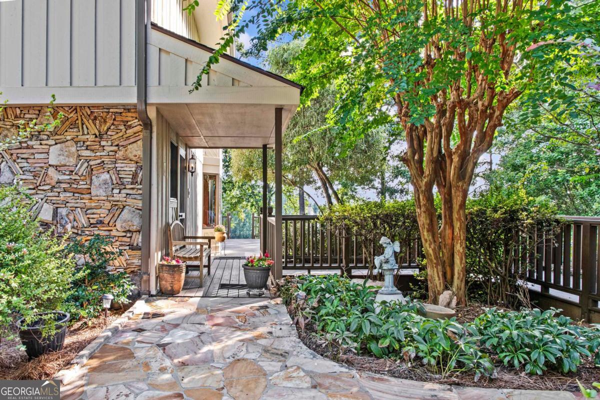 1201 Lakeview Court
