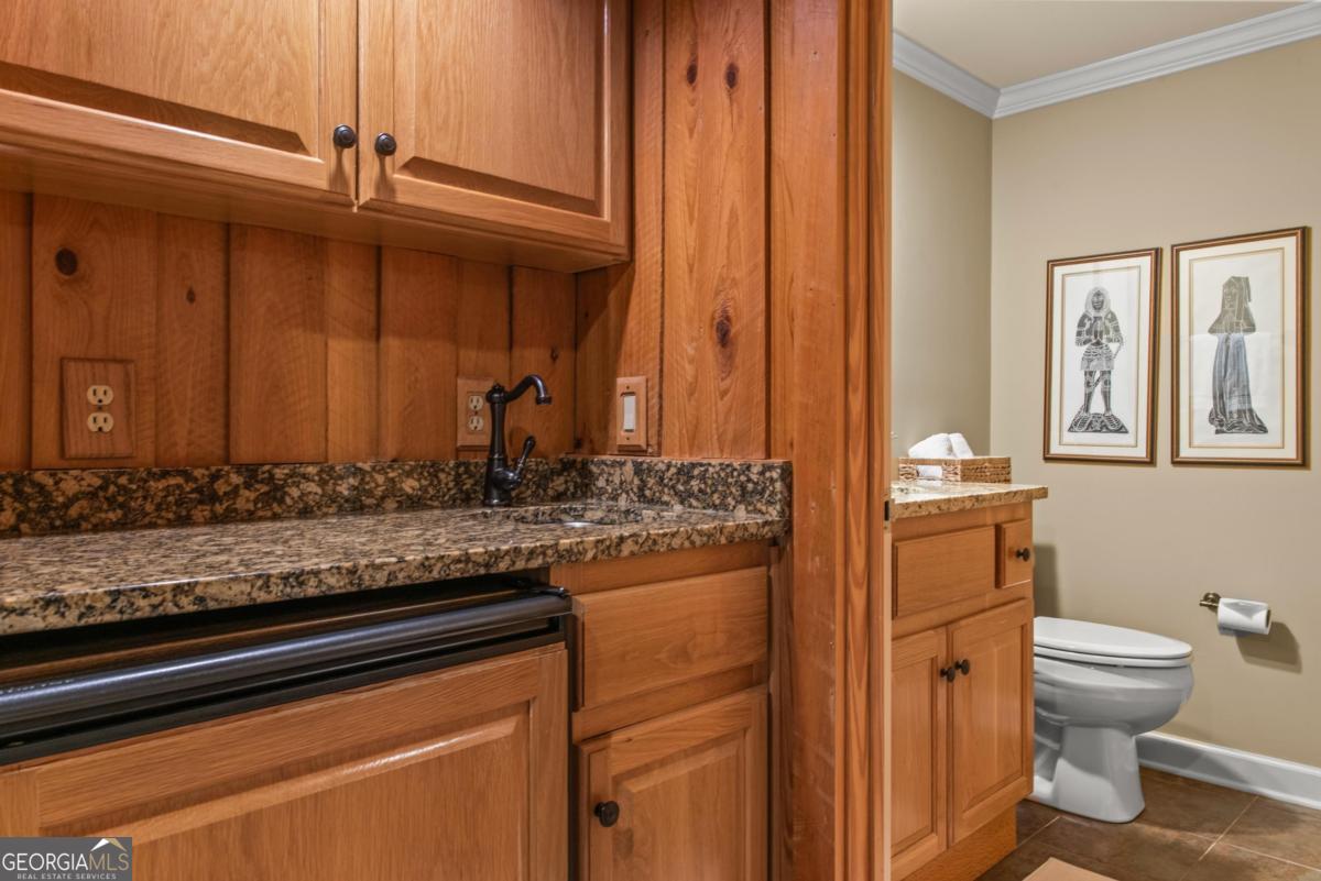 1201 Lakeview Court
