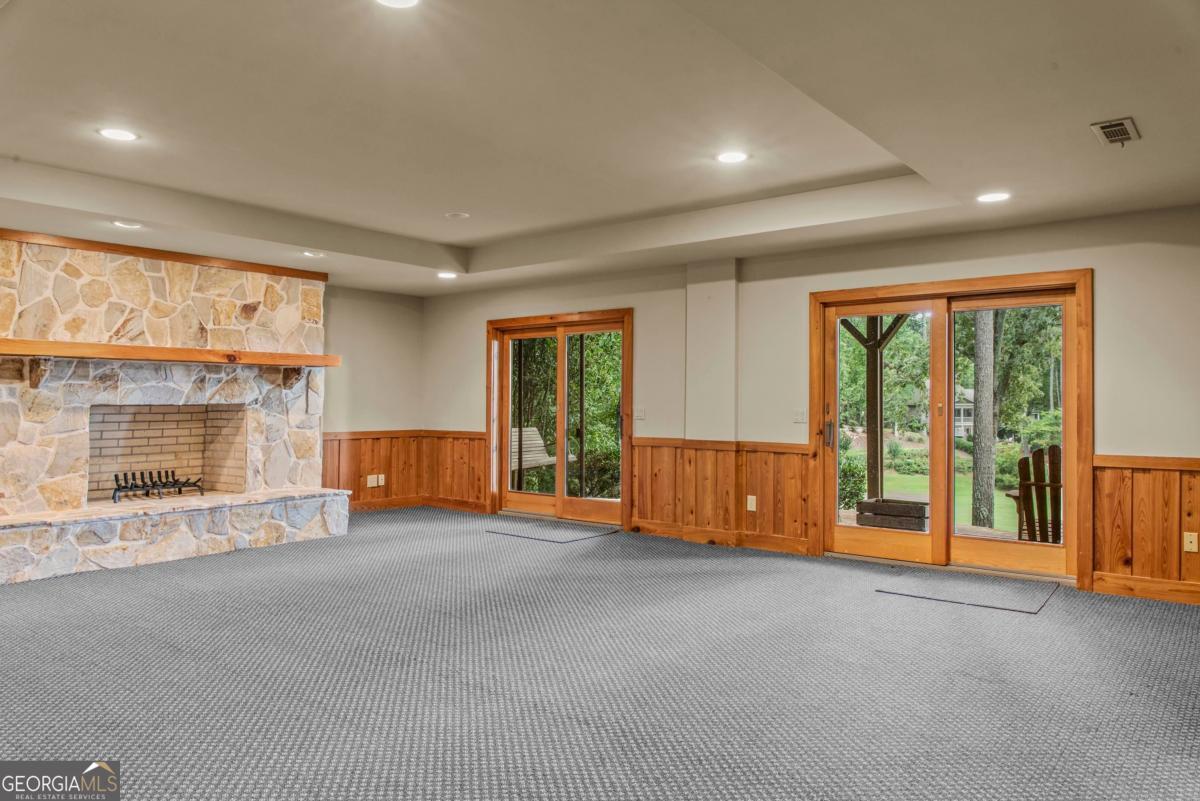 1201 Lakeview Court