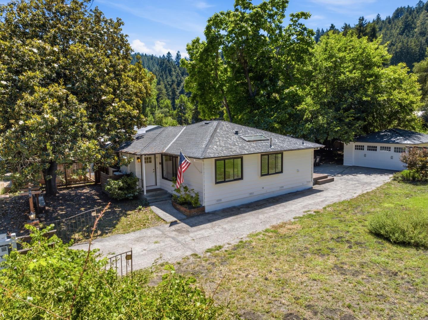 10195 Riverside DR