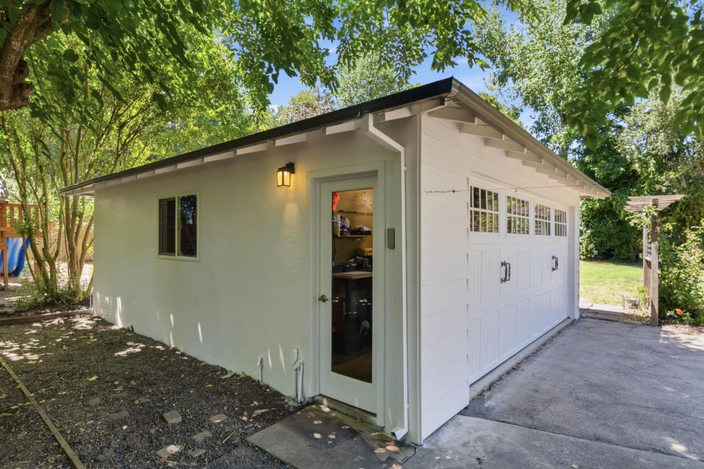 10195 Riverside DR