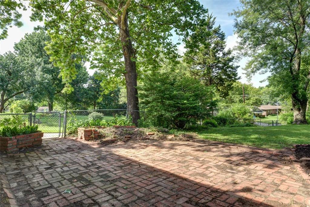 4714 NE Chouteau Drive