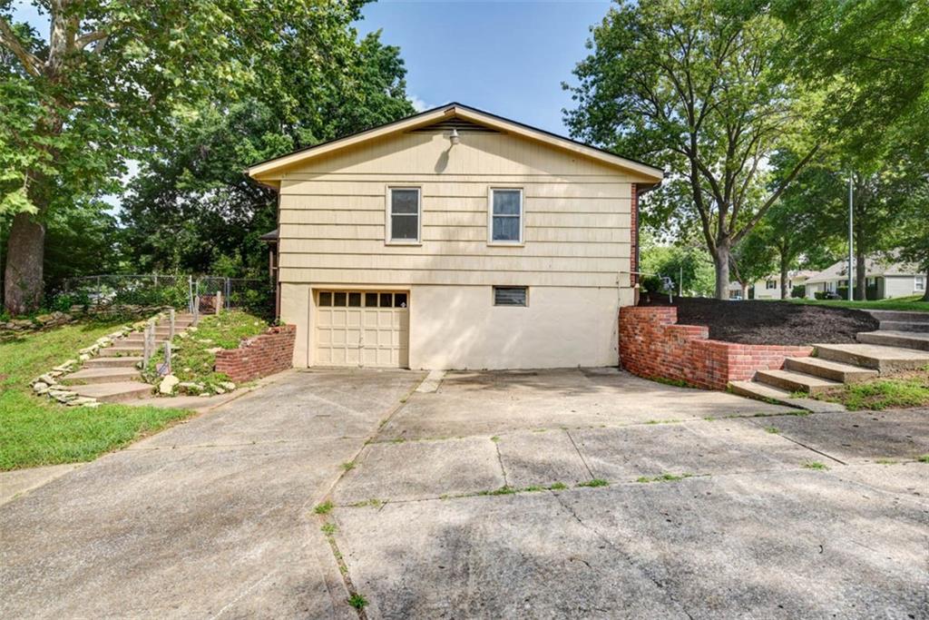4714 NE Chouteau Drive