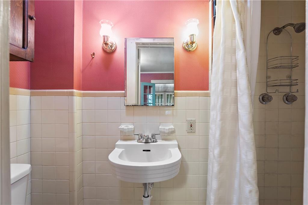 5626 Wyandotte Street