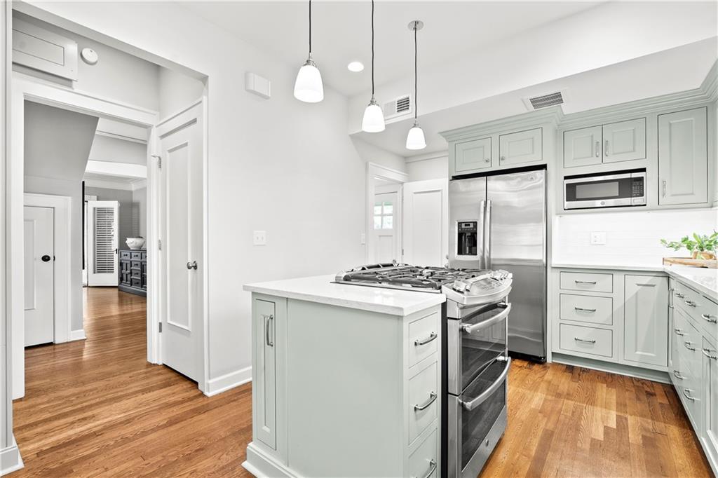 5626 Wyandotte Street