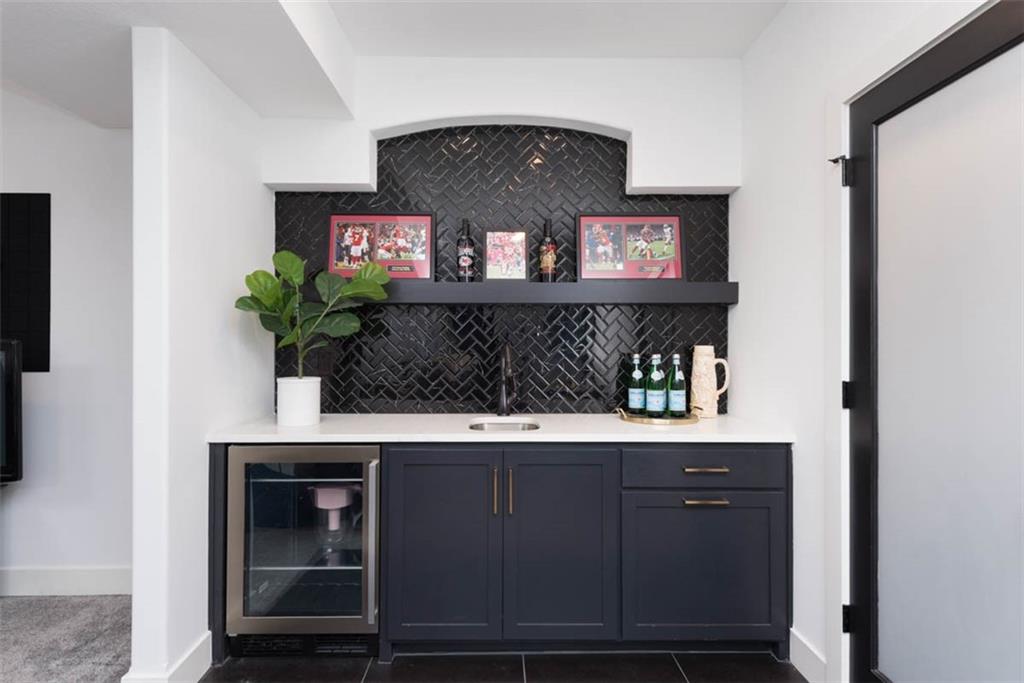 521 NE Hidden View Lane