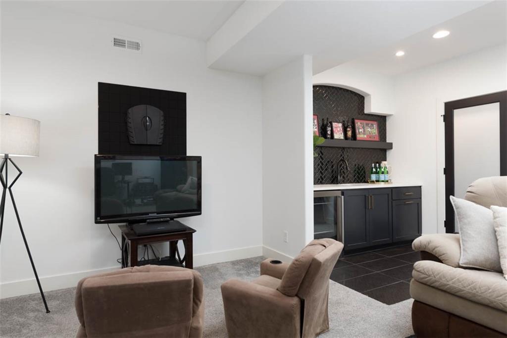 521 NE Hidden View Lane