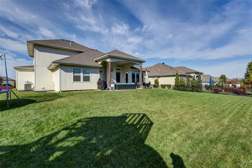 521 NE Hidden View Lane