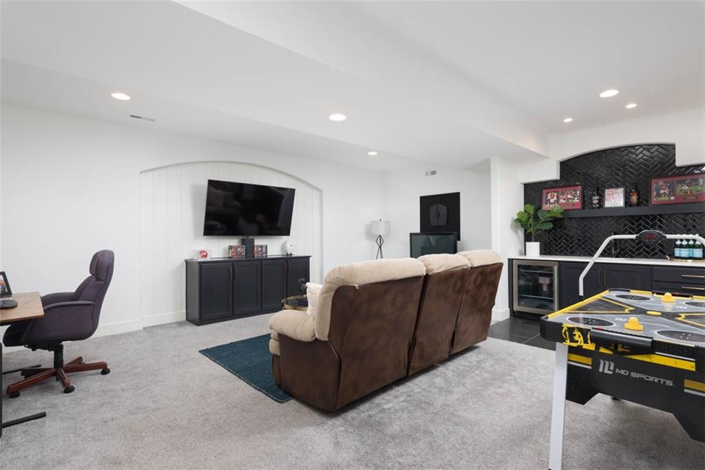 521 NE Hidden View Lane