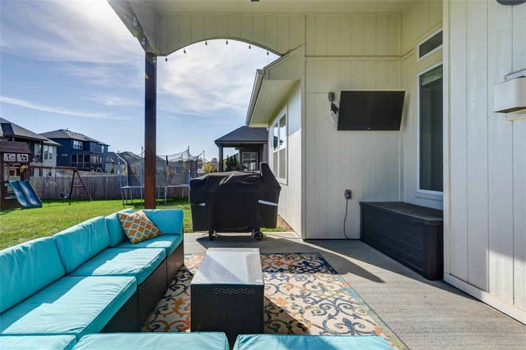 521 NE Hidden View Lane