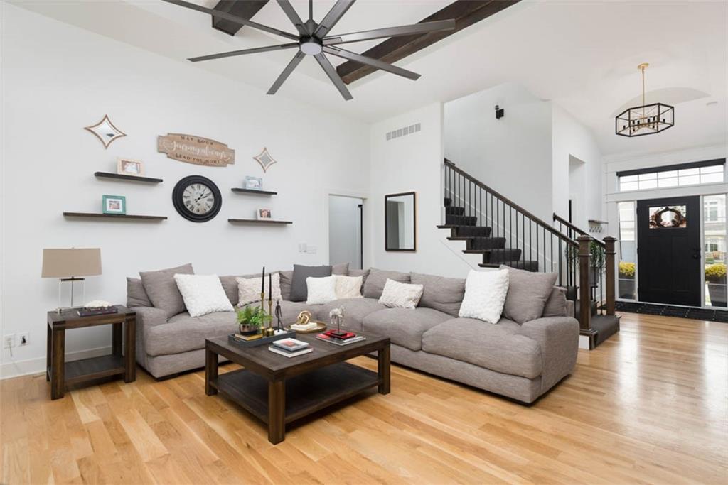 521 NE Hidden View Lane