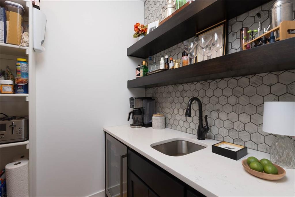 521 NE Hidden View Lane